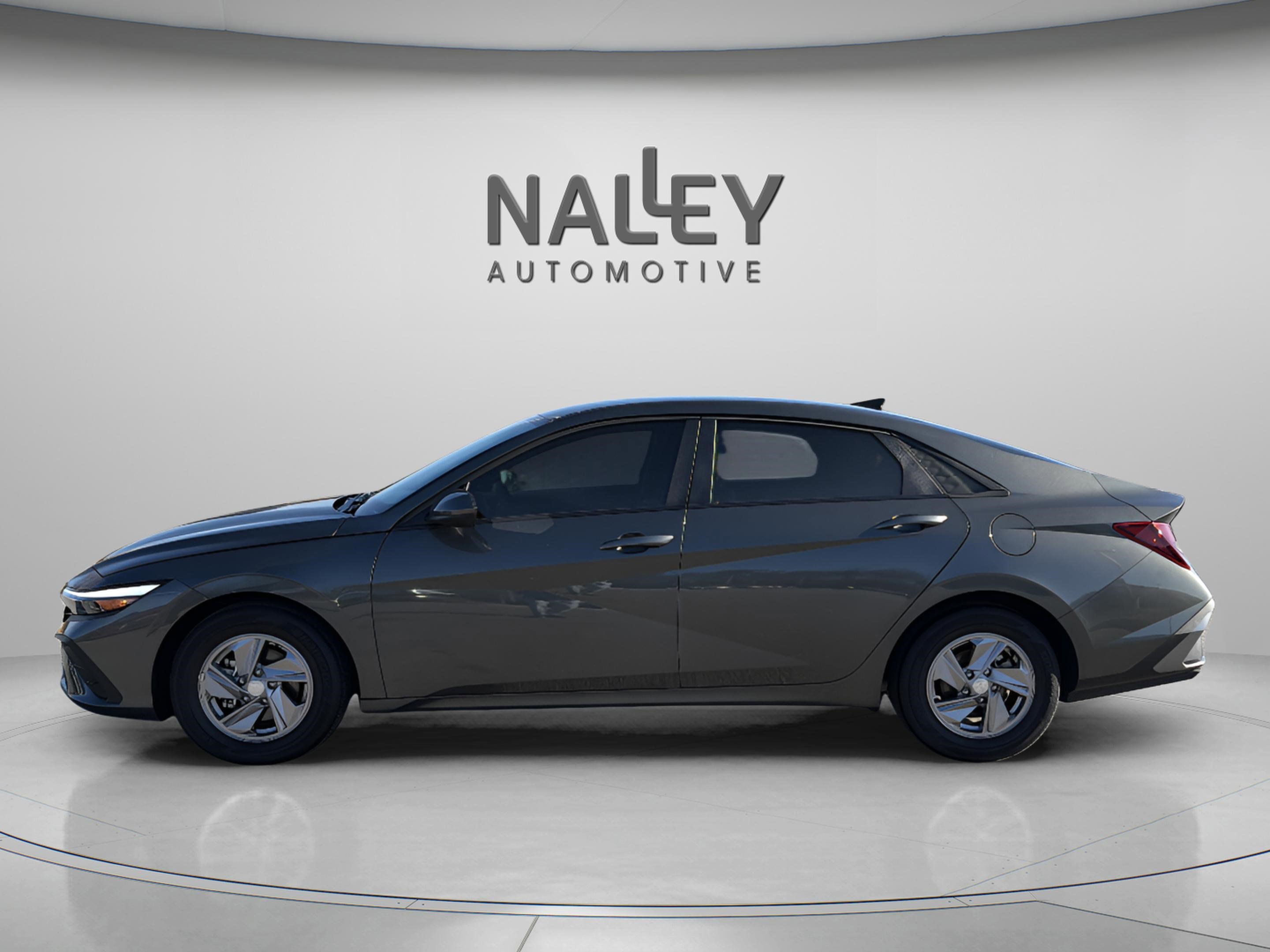 Used 2025 Hyundai Elantra SE image 2