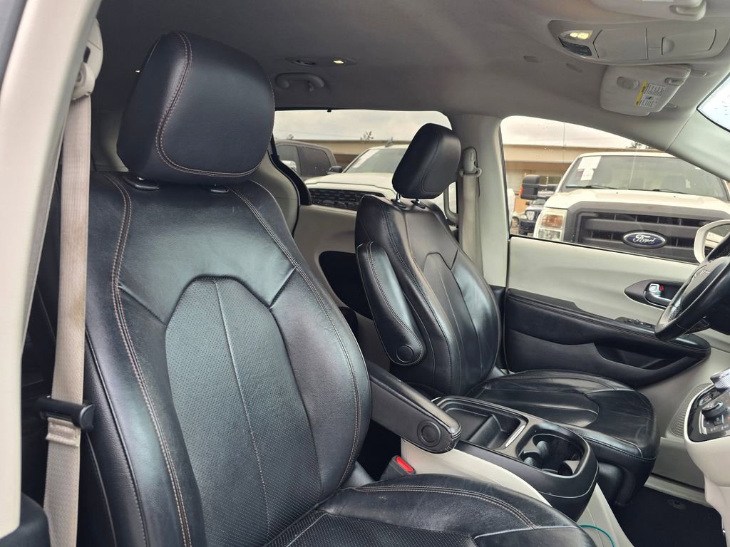 Used 2020 Chrysler Pacifica Touring-L FWD image 13