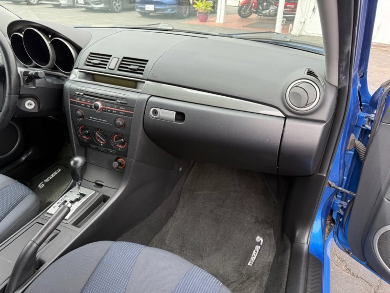 Used 2005 MAZDA MAZDA3 s w/ Moonroof & 6-CD Pkg FWD image 28