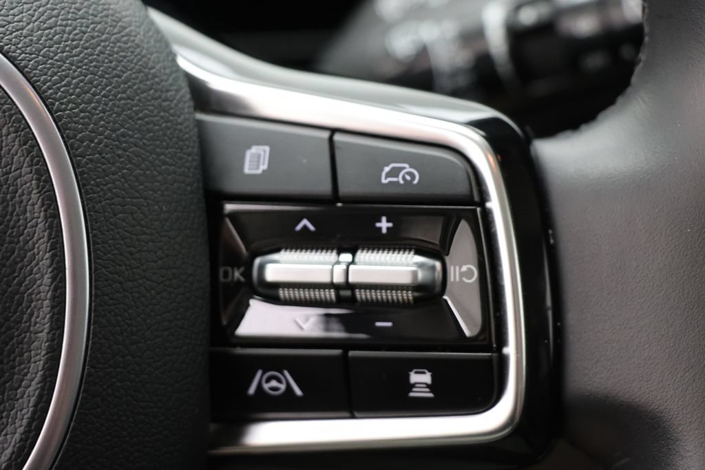 Used 2025 Kia Carnival FWD image 19