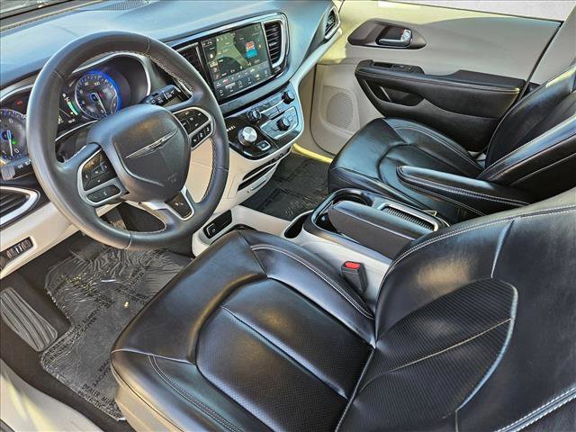 Used 2023 Chrysler Pacifica Touring-L image 9