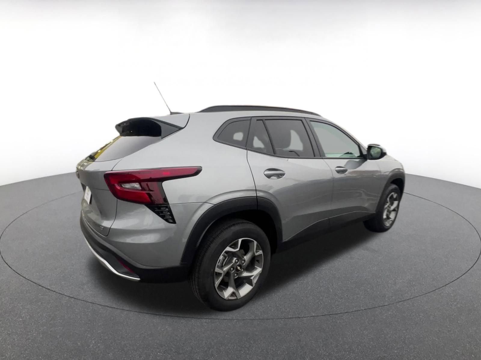 Used 2025 Chevrolet Trax LT w/ LT Convenience Package image 15