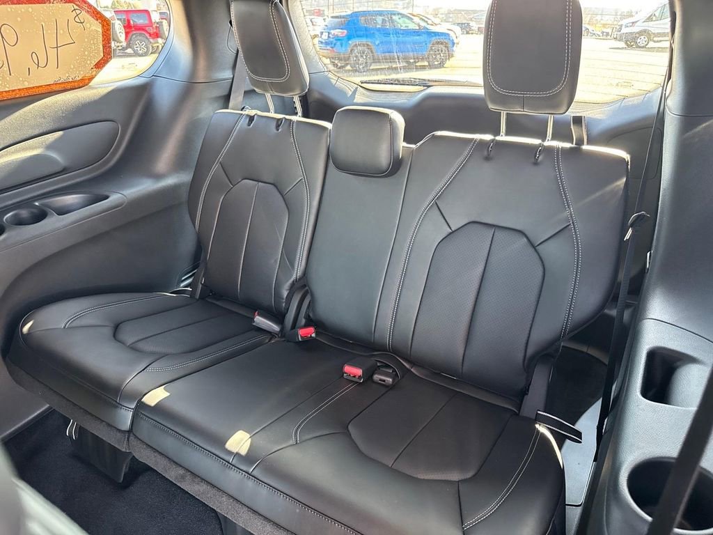 New 2026 Chrysler Pacifica Select AWD/4WD image 10