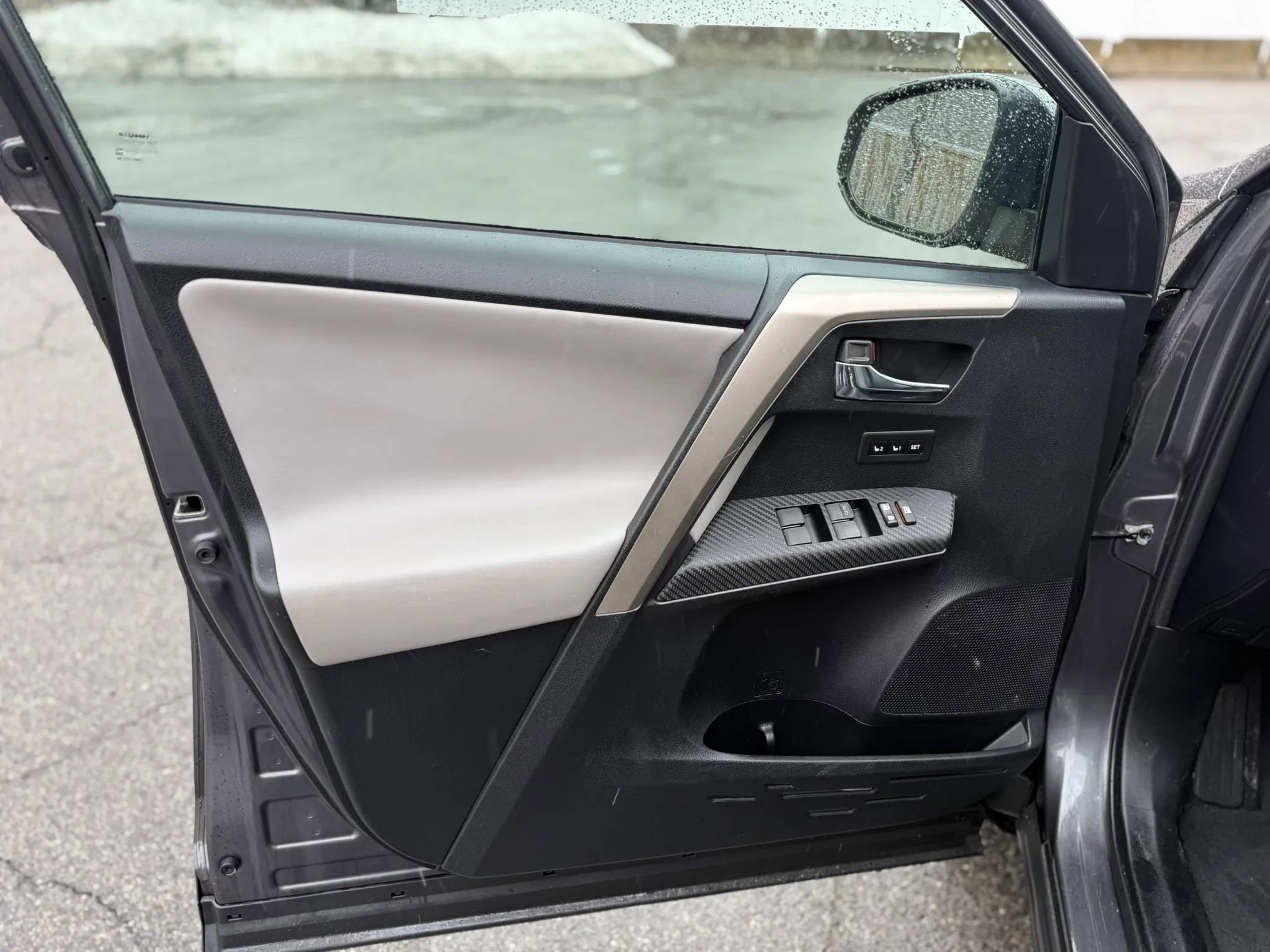 Used 2015 Toyota RAV4 Limited image 25