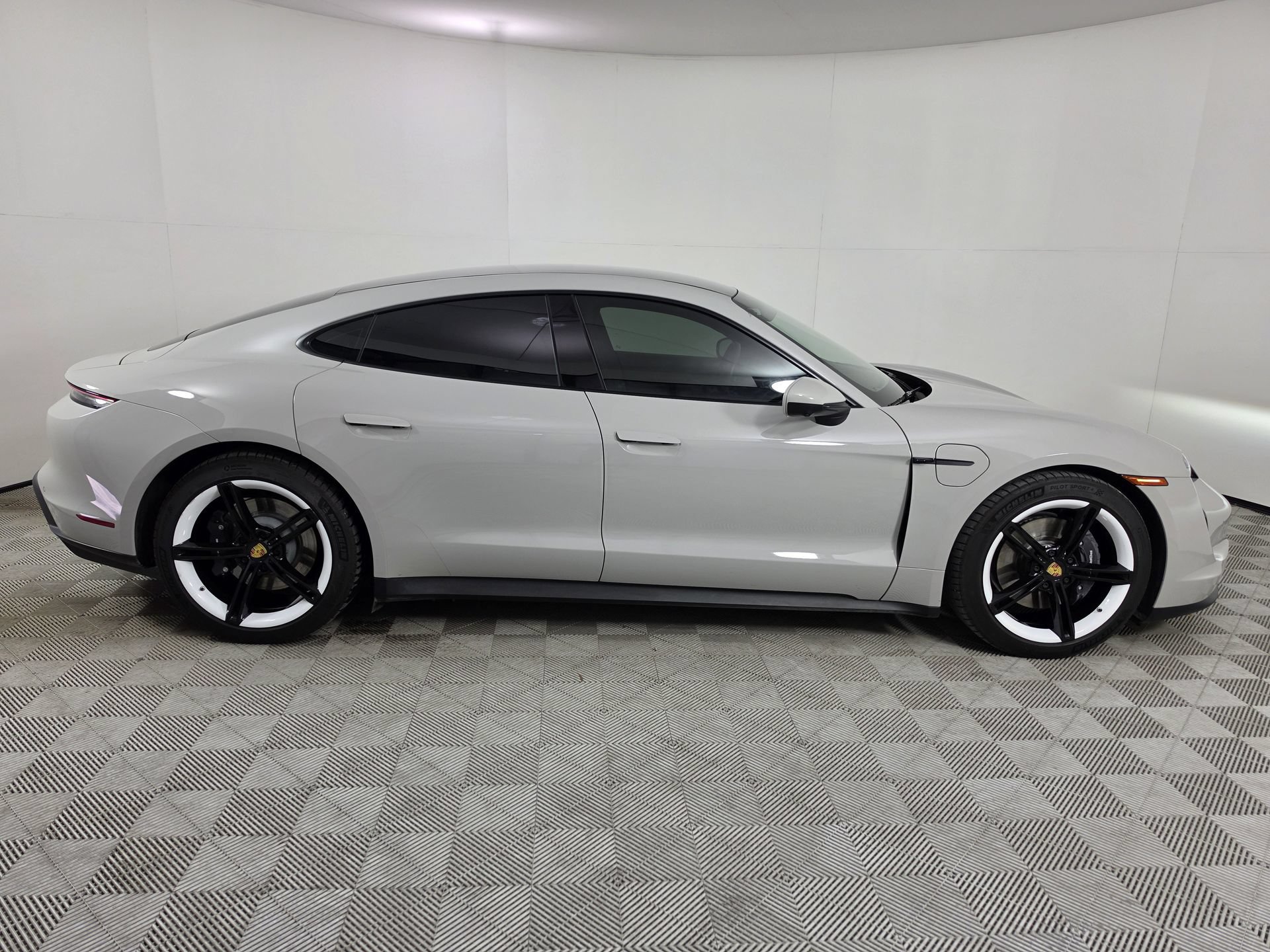 Used 2022 Porsche Taycan RWD image 8