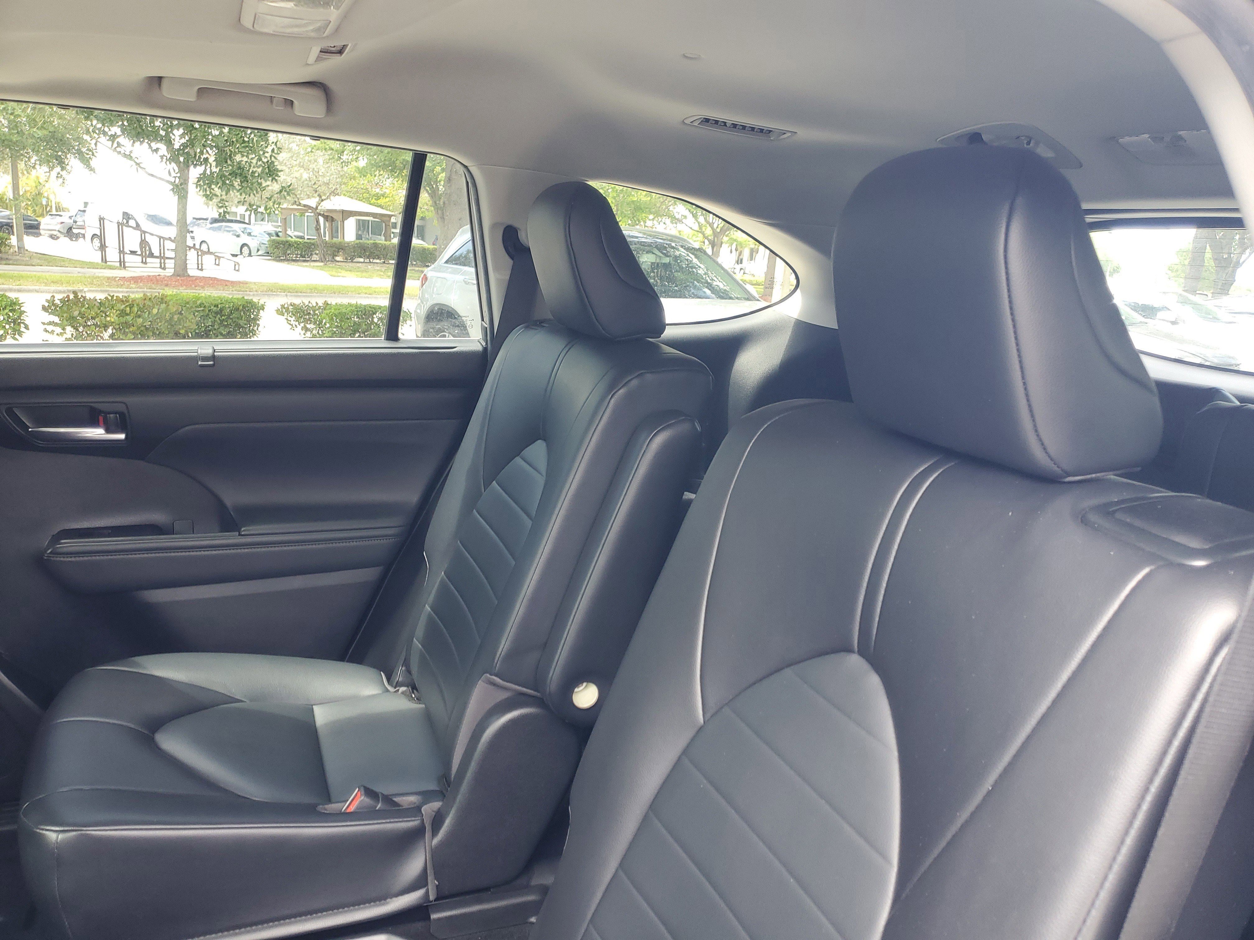 Used 2022 Toyota Highlander XLE AWD/4WD image 14