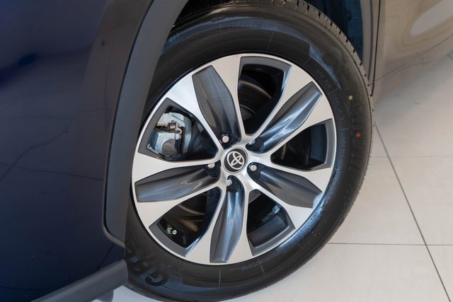 Used 2023 Toyota Highlander XLE image 2