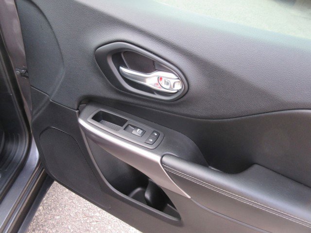 Used 2019 Jeep Cherokee Overland w/ Technology Group image 25