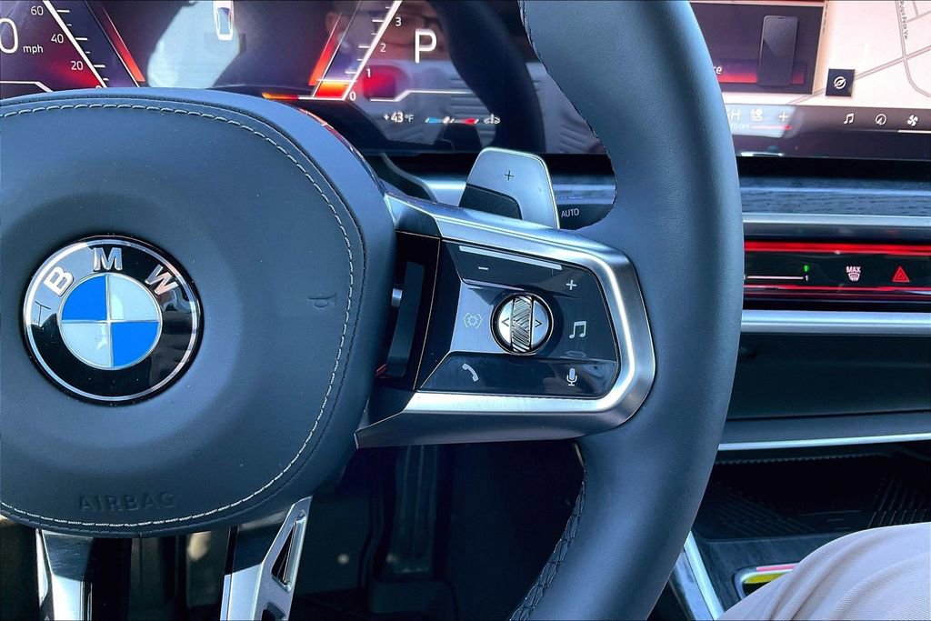 Used 2025 BMW 760i xDrive w/ Premium Package image 12