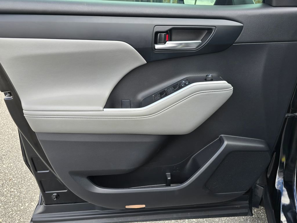 Used 2021 Toyota Highlander XLE image 45