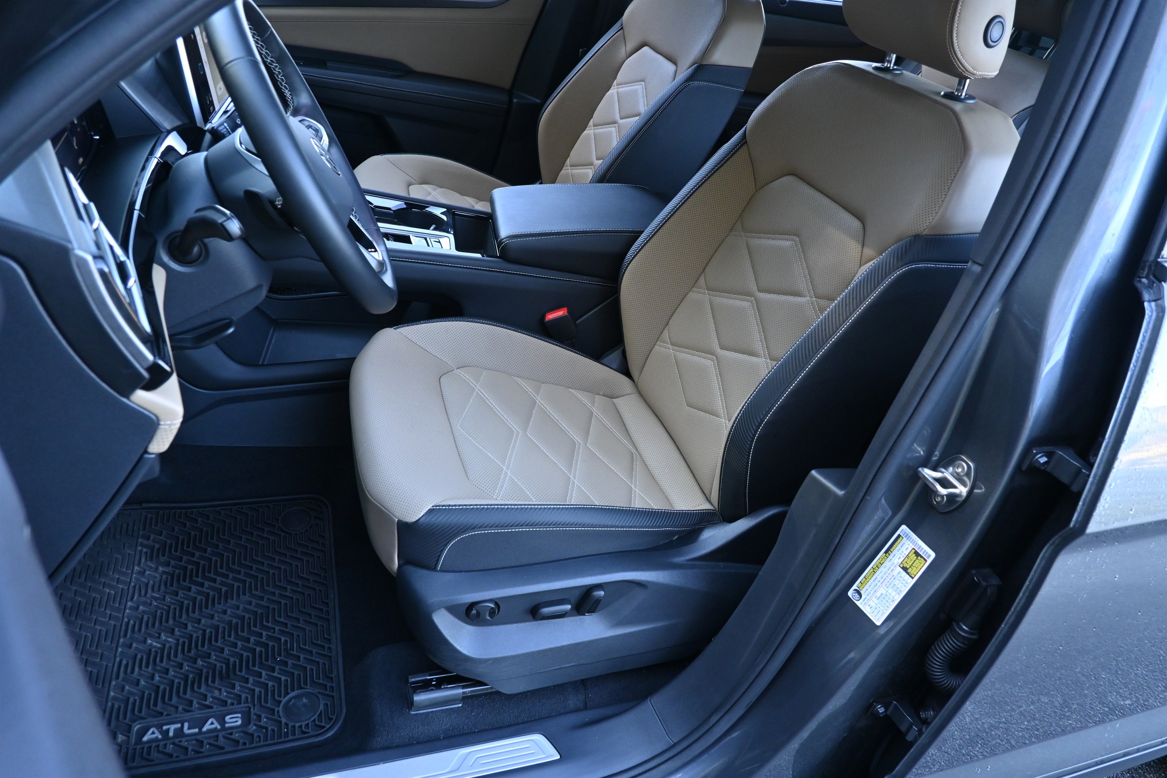 Used 2025 Volkswagen Atlas Cross Sport SE image 16