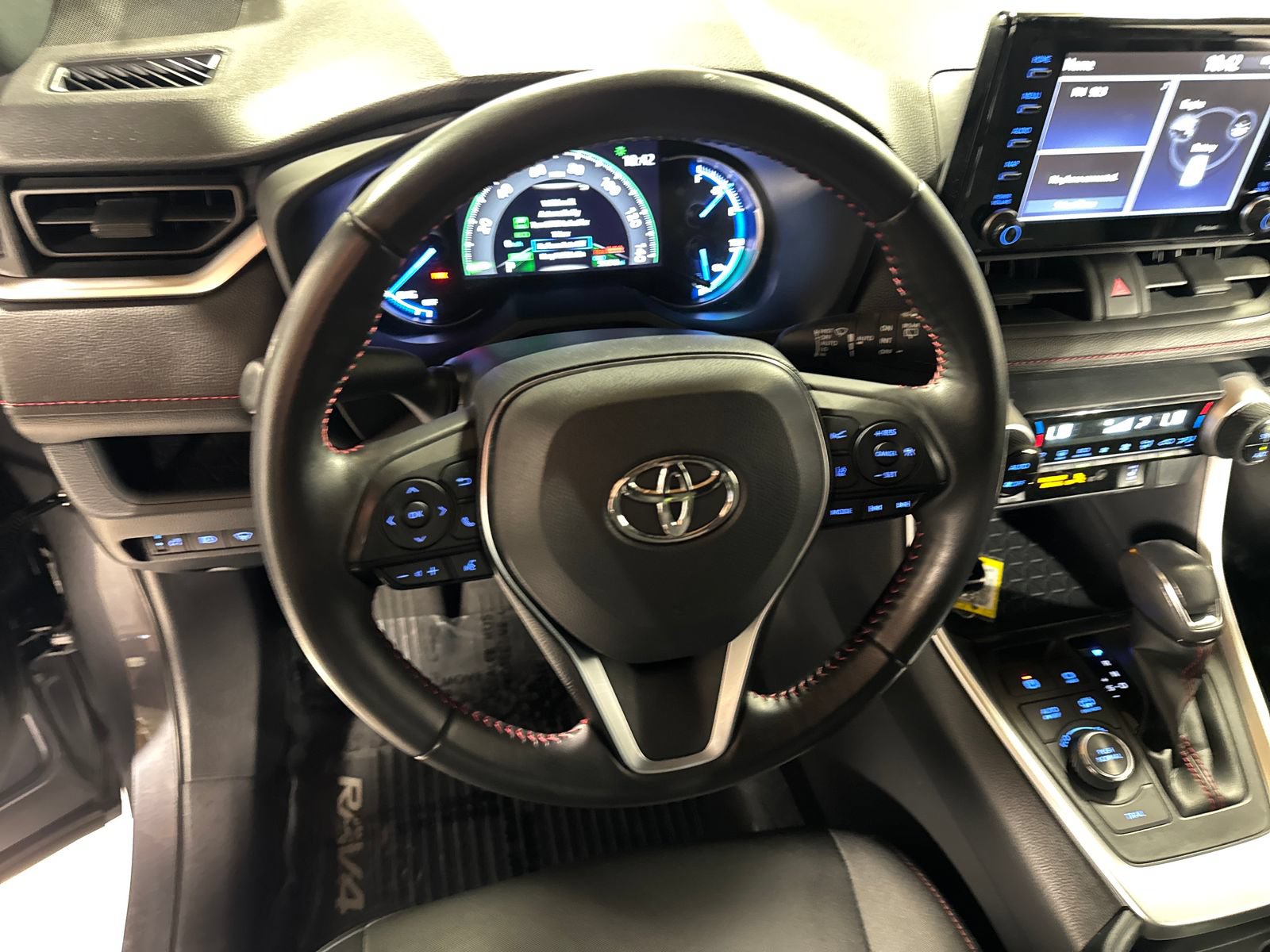 Used 2021 Toyota RAV4 SE w/ Weather & Moonroof Package AWD/4WD image 20