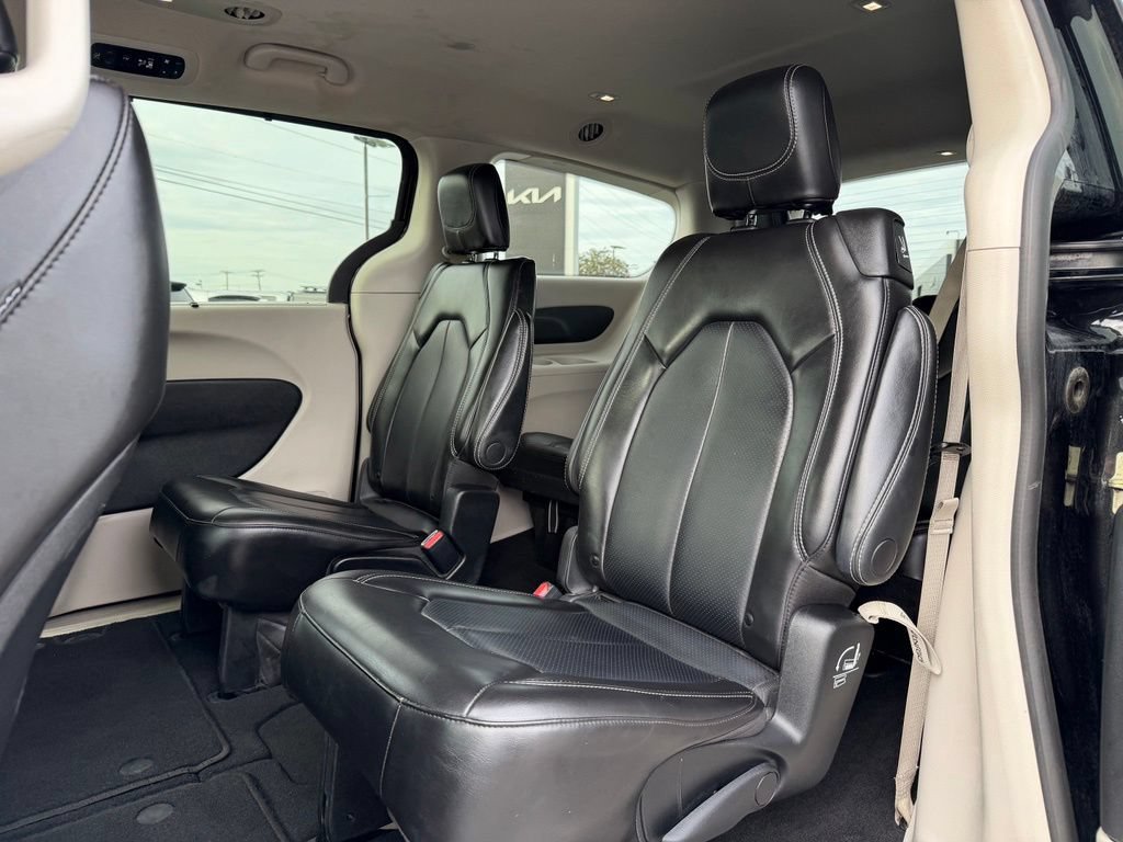 Used 2023 Chrysler Pacifica Touring-L FWD image 25