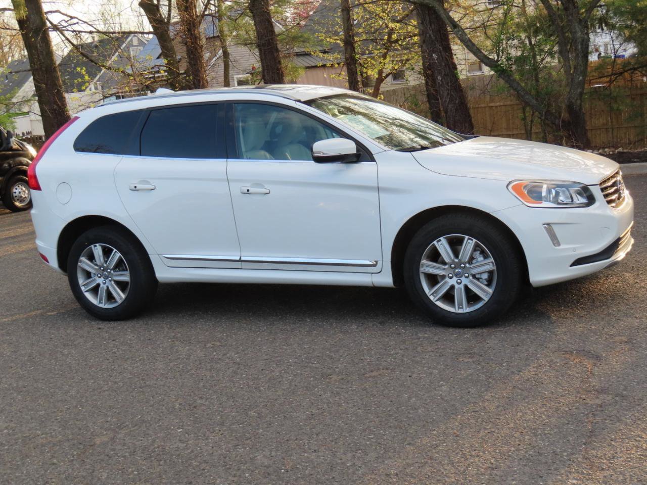 Used 2016 Volvo XC60 T6 w/ Protection Package AWD/4WD image 4