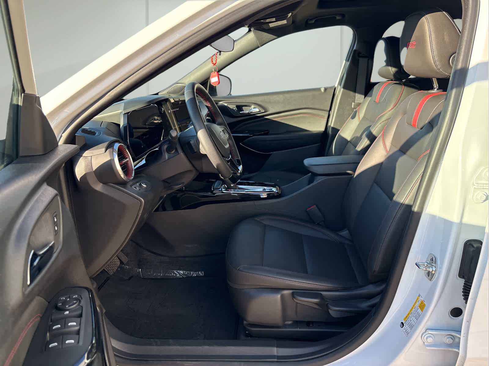 Used 2025 Chevrolet Trax RS w/ Sunroof Package image 10