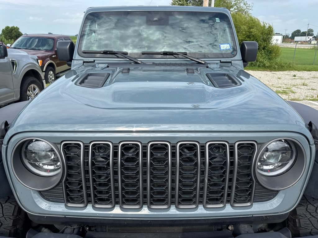 Used 2025 Jeep Wrangler Unlimited Rubicon AWD/4WD image 3