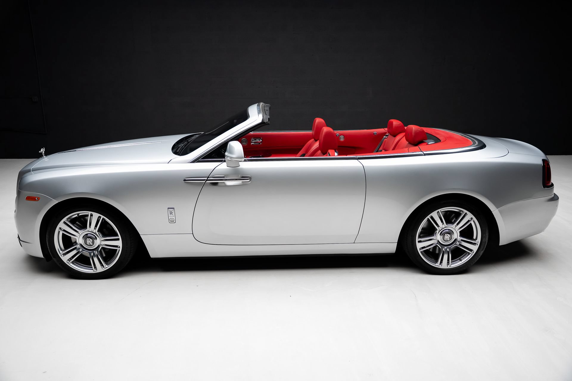Used 2017 Rolls-Royce Dawn RWD image 19