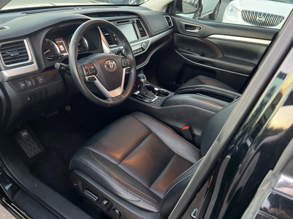 Used 2017 Toyota Highlander XLE image 11