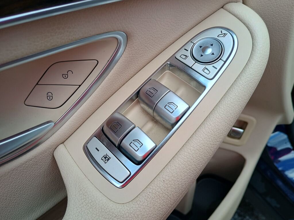 Used 2017 Mercedes-Benz GLC 300 4MATIC image 7