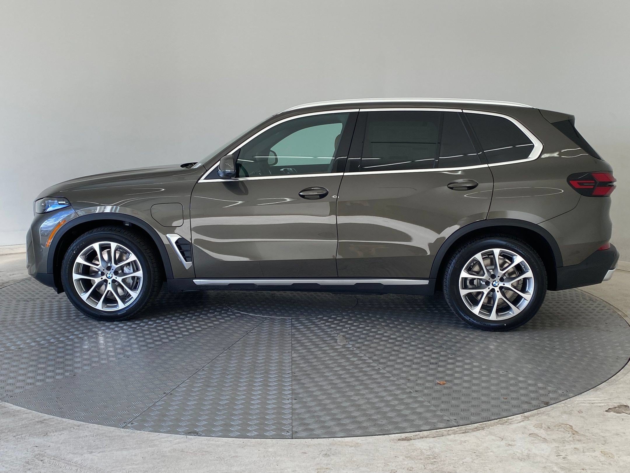 Used 2026 BMW X5 xDrive50e w/ Premium Package AWD/4WD image 2