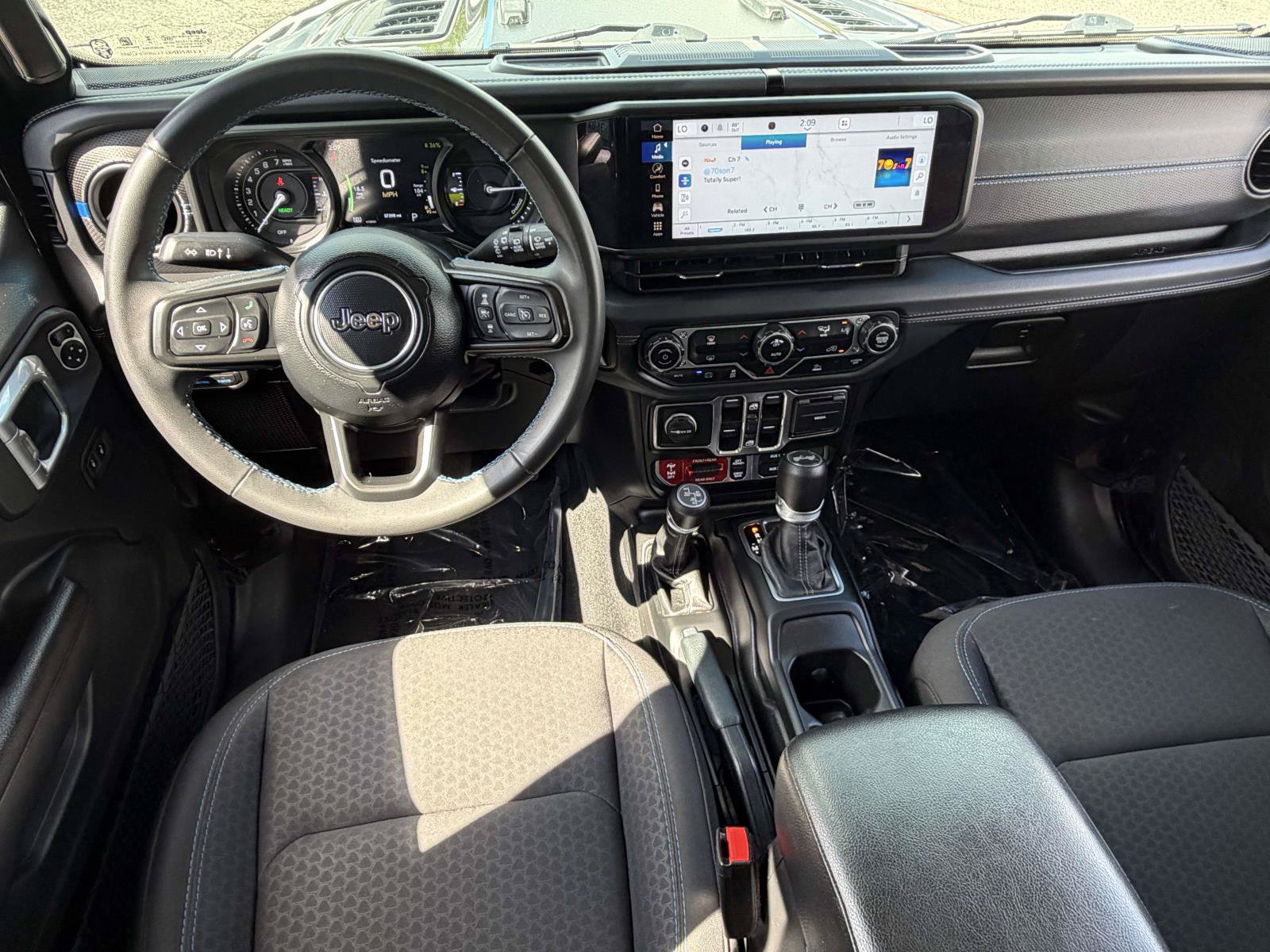 Used 2024 Jeep Wrangler Unlimited Rubicon 4xe AWD/4WD image 9