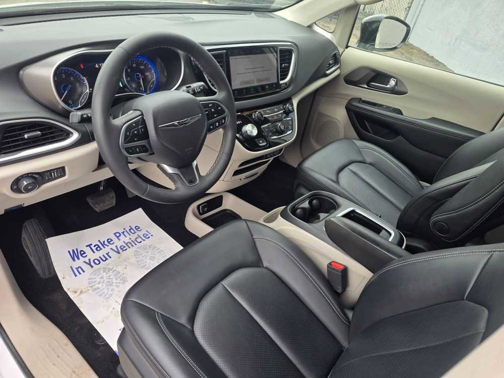Used 2024 Chrysler Pacifica Touring-L image 10