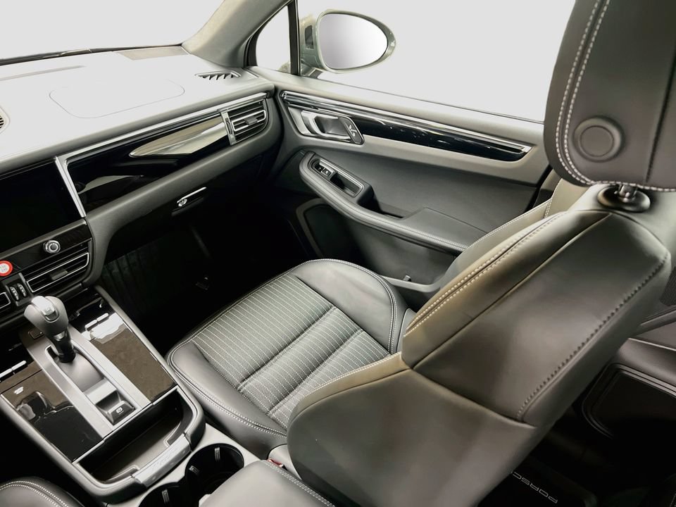 New 2026 Porsche Macan Turbo AWD/4WD image 25