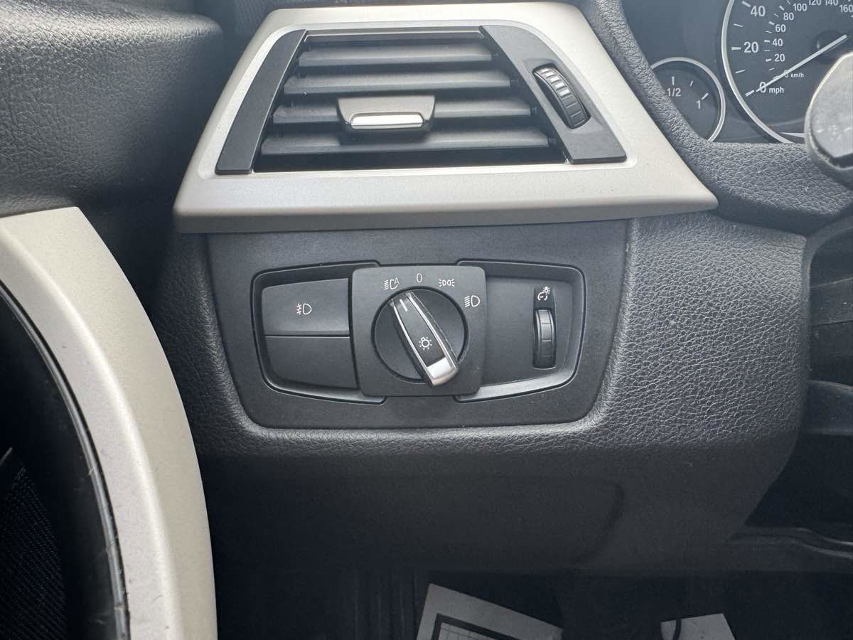 Used 2018 BMW 320i Sedan image 25