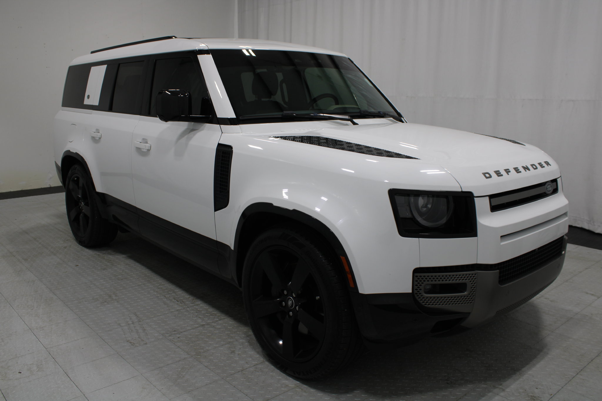 Used 2024 Land Rover Defender 130 X-Dynamic SE AWD/4WD image 4