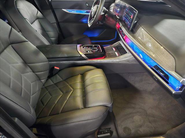 Used 2025 BMW i7 xDrive60 image 21