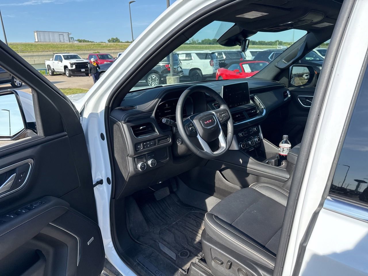 Used 2024 GMC Yukon XL SLT w/ SLT Luxury Package RWD image 19