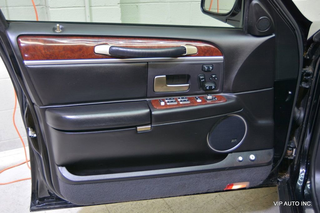 Used 2005 Lincoln Town Car Signature Limited image 7