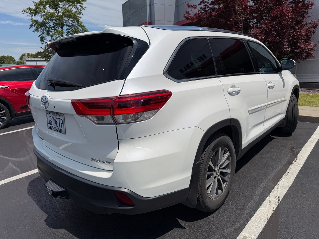 Used 2019 Toyota Highlander XLE AWD/4WD image 4