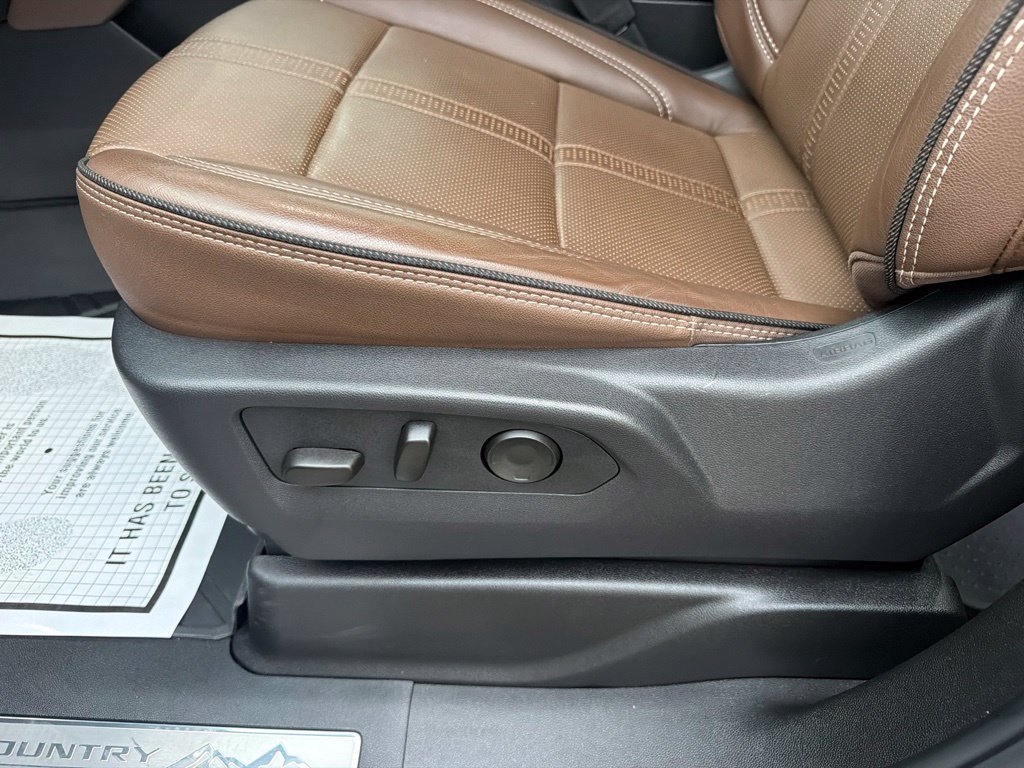 Used 2025 Chevrolet Tahoe High Country AWD/4WD image 24