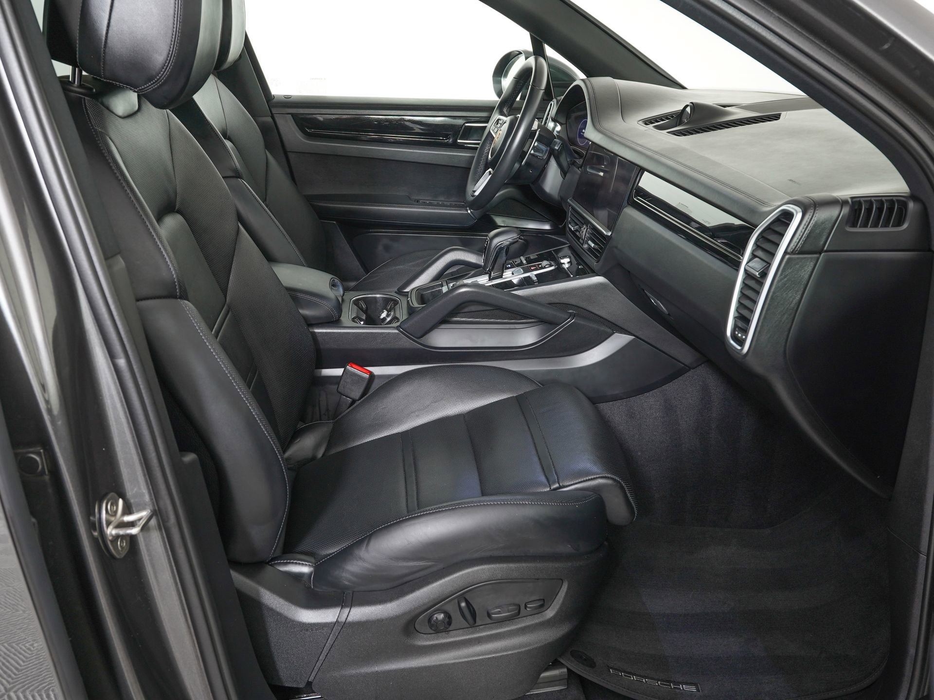 Used 2023 Porsche Cayenne image 9