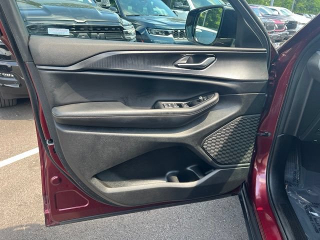 Used 2025 Jeep Grand Cherokee Altitude AWD/4WD image 4