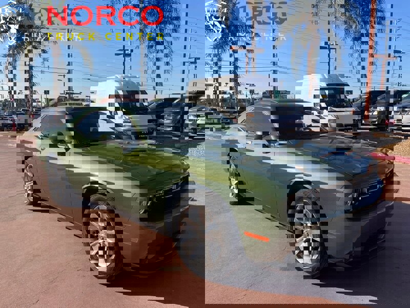 Used 2022 Dodge Challenger SXT image 2