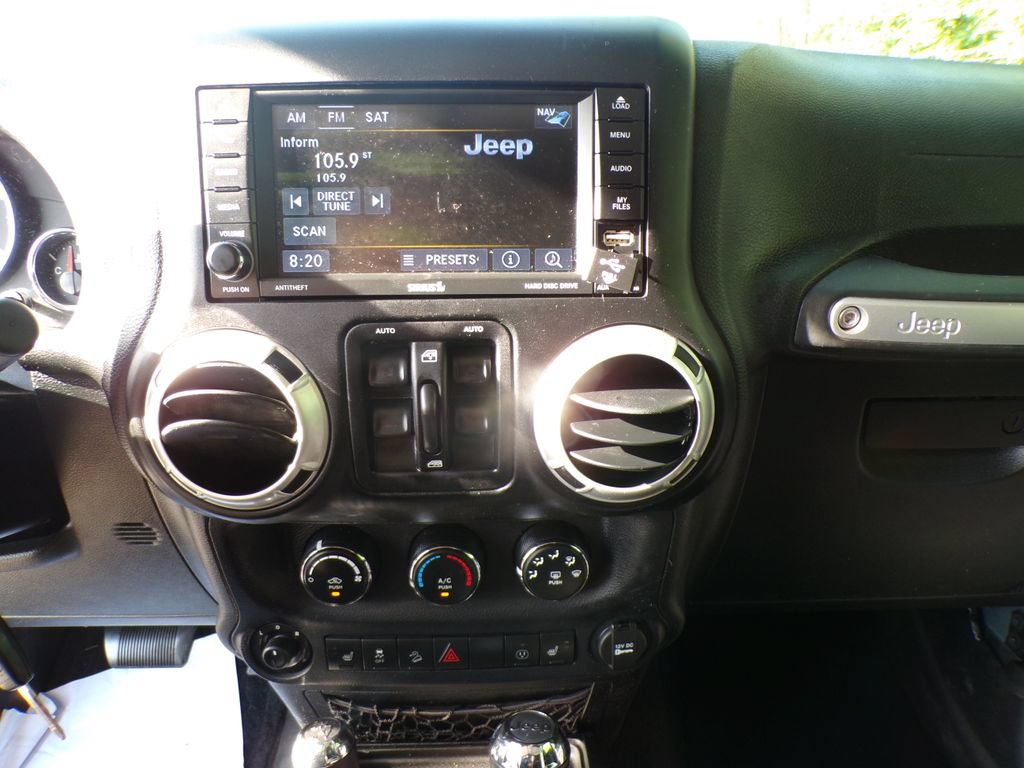 Used 2015 Jeep Wrangler Unlimited Sahara w/ Connectivity Group AWD/4WD image 23