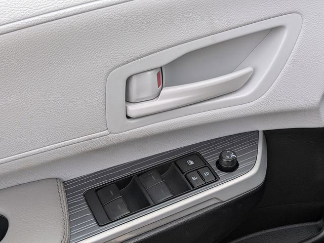 Used 2026 Toyota Sienna LE FWD image 13