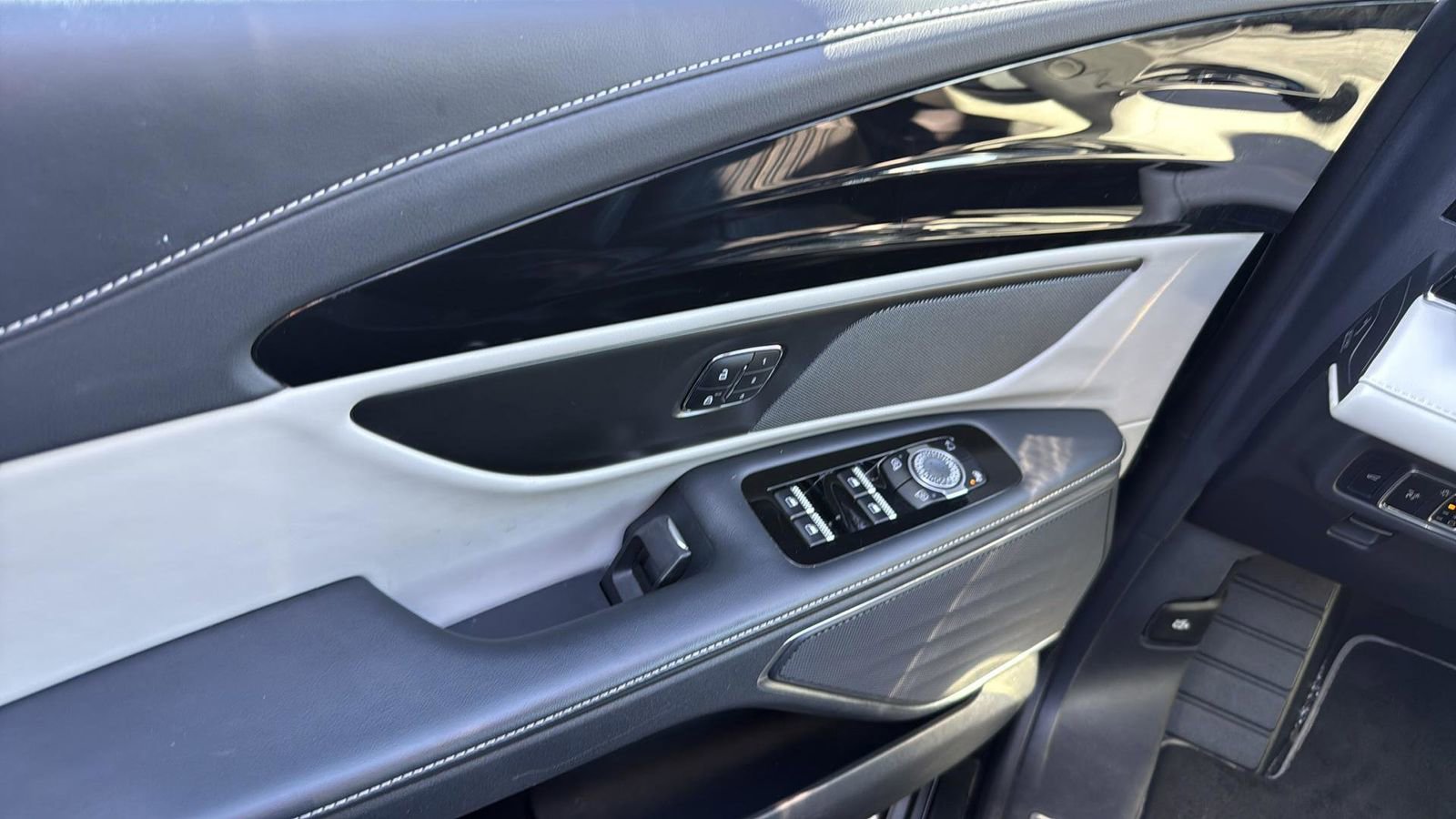 Used 2024 Lincoln Nautilus Reserve image 12