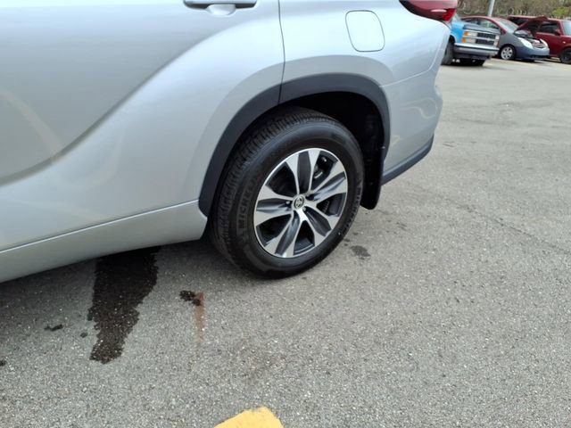 Certified 2024 Toyota Highlander XLE AWD/4WD image 5