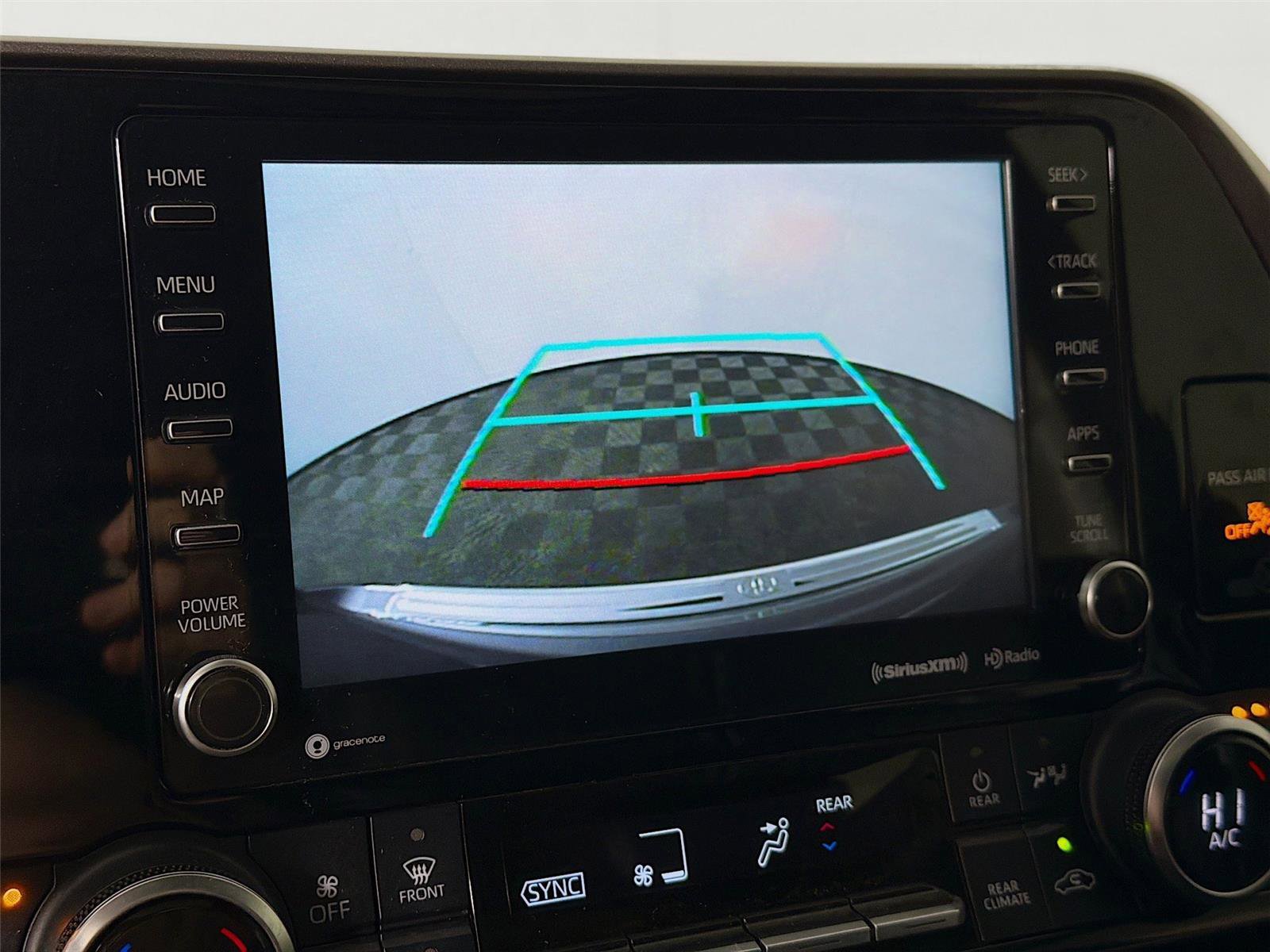 Used 2022 Toyota Highlander XLE AWD/4WD image 16