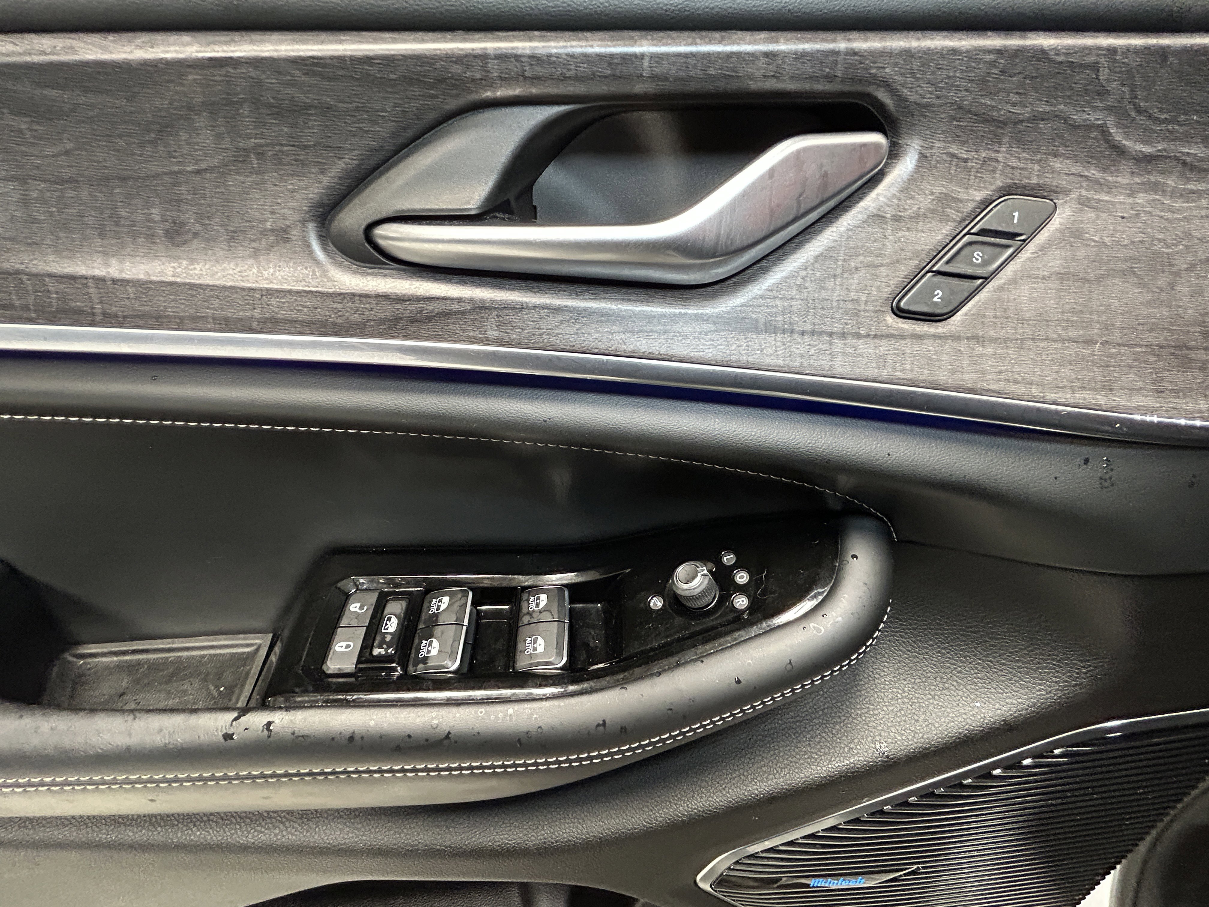 Certified 2022 Jeep Grand Cherokee L Overland w/ MOPAR Finishing Package AWD/4WD image 18