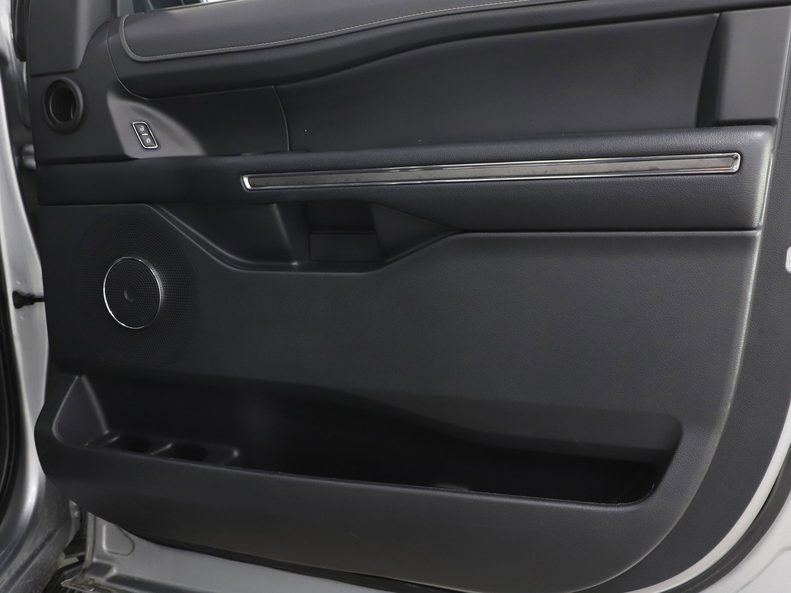 Used 2023 Ford Expedition Max XLT image 9