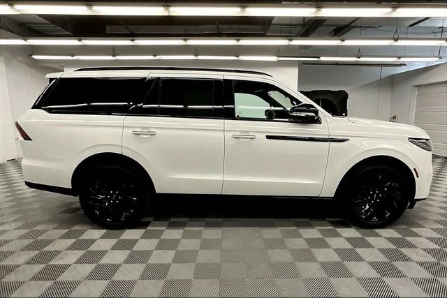 Used 2025 Lincoln Navigator Reserve w/ Jet Appearance Package AWD/4WD image 16