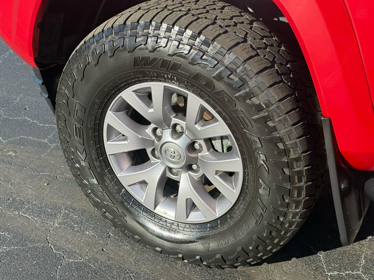 Used 2018 Toyota Tacoma SR5 AWD/4WD image 29