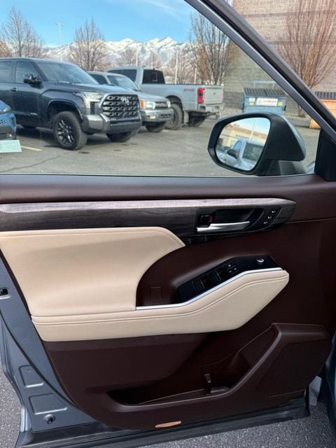 Used 2021 Toyota Highlander Platinum AWD/4WD image 14