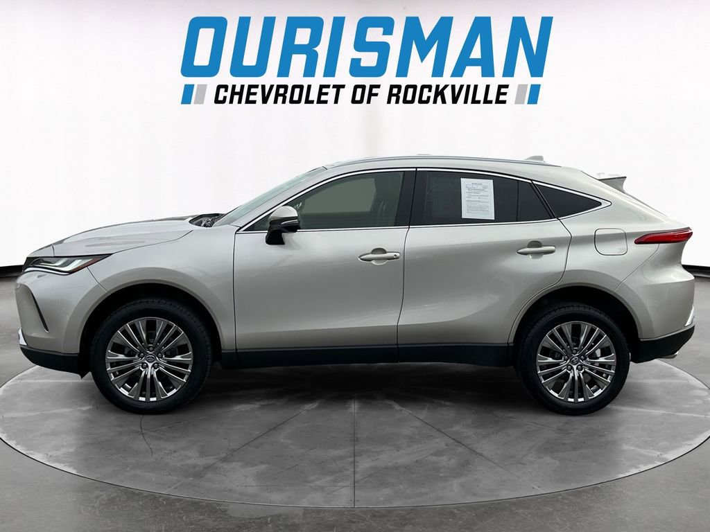 Used 2022 Toyota Venza XLE image 3