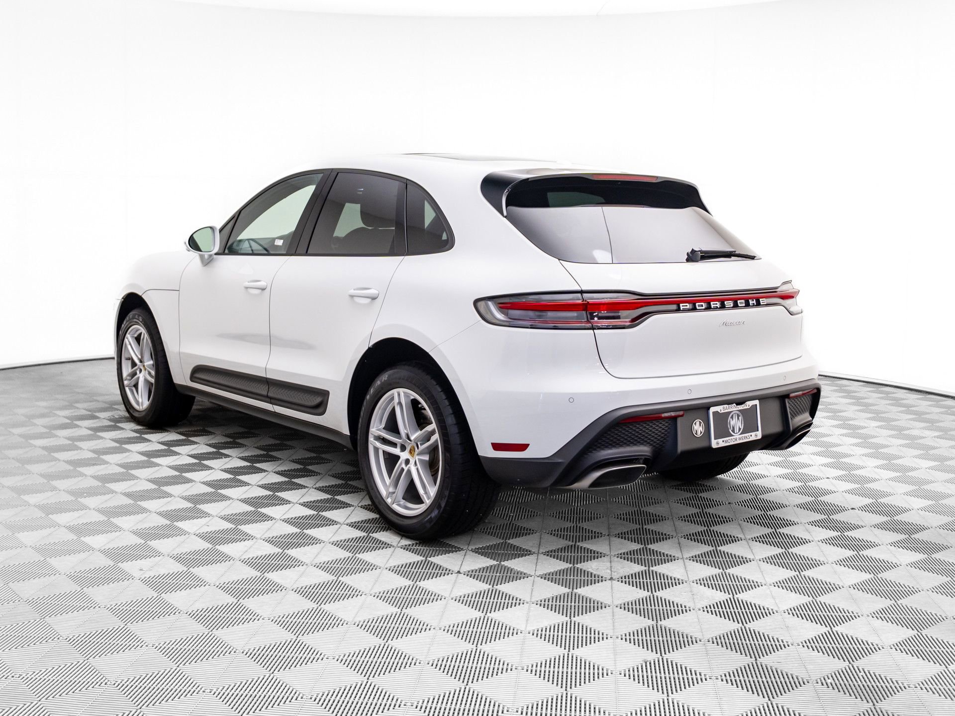 Certified 2025 Porsche Macan image 3