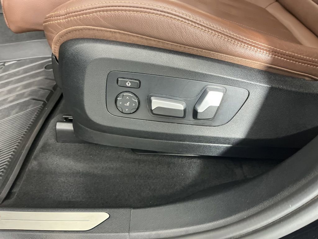 Used 2022 BMW X7 xDrive40i w/ Parking Assistance Package image 28
